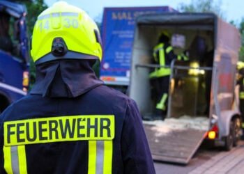 A13: Pferd verkeilt sich im Anhänger. Feuerwehr rettet Tier; Foto: Blaulichtreport Lausitz