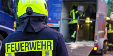 A13: Pferd verkeilt sich im Anhänger. Feuerwehr rettet Tier; Foto: Blaulichtreport Lausitz