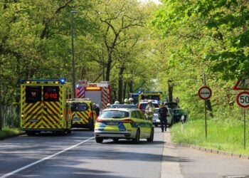 Autounfall in Cottbus-Sachsendorf: Zwei Verletzte & Vollsperrung