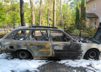 Finsterwalde: Auto fängt während der Fahrt Feuer & brennt aus