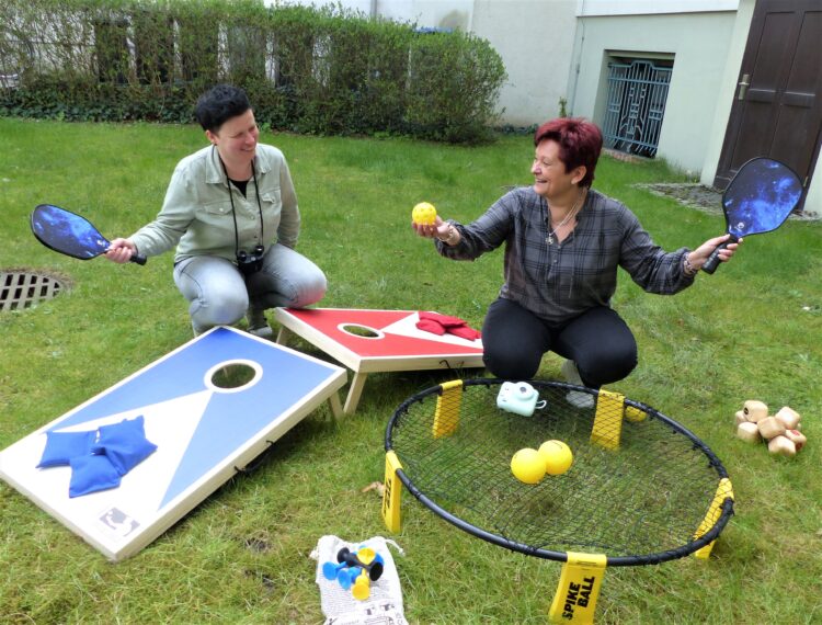 v.l.: Die Bibliotheksmitarbeiterinnen Jasmin Hannusch und Michaela Lehmann testen die neu erworbenen Dinge (Bild: Kerstin Stöckel)