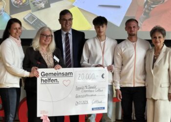 Spendenübergabe mit Scheck: vlnr: Daniela Lehnigk, Sibylle Stahn, Prof. Thomas Erler, Niclas Pürschel – Auszubildender Bankkaufmann in 1. Lehrjahr, Jakob Schella – Auszubildender Bankkaufmann in 2. Lehrjahr, Schirmherrin Dagmar Frederic