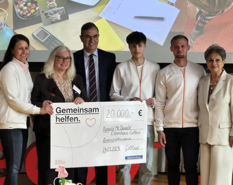 Spendenübergabe mit Scheck: vlnr: Daniela Lehnigk, Sibylle Stahn, Prof. Thomas Erler, Niclas Pürschel – Auszubildender Bankkaufmann in 1. Lehrjahr, Jakob Schella – Auszubildender Bankkaufmann in 2. Lehrjahr, Schirmherrin Dagmar Frederic