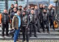 Ein Gruppenfoto mit Seltenheitswert vor der Rathaustür: Bürgermeister Andreas Pfeiffer ( vorn l.) empfängt die Organisatoren der großen Biker-Ausfahrt  von First Lausitz Chapter und Motor Events Lausitz. (Bild: Andrea Budich)