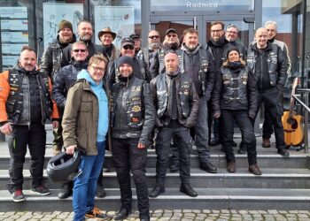 Frostige vier Grad: 300 Biker eröffnen Motorradsaison in Senftenberg