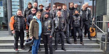 Ein Gruppenfoto mit Seltenheitswert vor der Rathaustür: Bürgermeister Andreas Pfeiffer ( vorn l.) empfängt die Organisatoren der großen Biker-Ausfahrt  von First Lausitz Chapter und Motor Events Lausitz. (Bild: Andrea Budich)