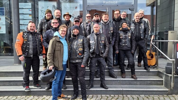 Ein Gruppenfoto mit Seltenheitswert vor der Rathaustür: Bürgermeister Andreas Pfeiffer ( vorn l.) empfängt die Organisatoren der großen Biker-Ausfahrt  von First Lausitz Chapter und Motor Events Lausitz. (Bild: Andrea Budich)