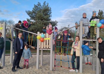 Hosena: Kita-Kinder freuen sich über neuen Wunsch-Spielplatz