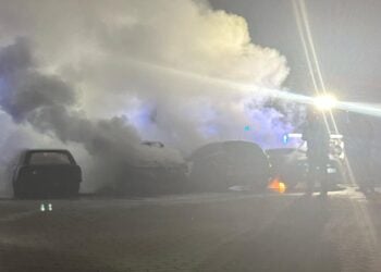 Mehrere Autos in Vetschau in Flammen. Sechsstelliger Sachschaden
