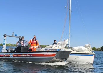 Windböe kentert Segelboot: Retter auf dem Senftenberger See im Einsatz