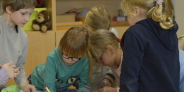 ©Stadt Finsterwalde/Paula Hromada: Kinder im Hort Nehesdorf beim gemeinsamen Gestalten eines Plakats