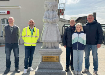 Spreewaldfrau-Statue begrüßt Bürger & Gäste am Bahnhof Lübben