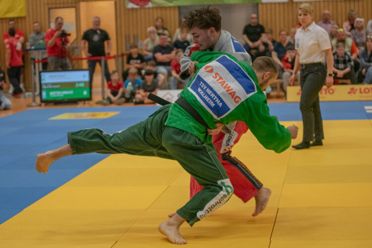 Der erst 18-jährige Mark Volz siegt zweimal bis 81 Kg und wird zum Matchwinner (Bild: KSC ASAHI Spremberg)
