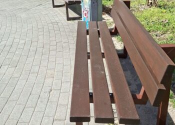 Schmellwitzer Oberschüler verschönern Kiez mit sanierten Parkbänken