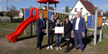 Die Spielplatzinitiative freut sich über 5000 €. (v.l.n.r.) Thomas Claus, Sparkasse, Kai Fünfstück, Antje Gärtner, Sandra Beyer von der Spielplatzinitiative, Bürgermeister Mirko Buhr  (Bild: Stadt Lauchhammer / Heiko Jahn)