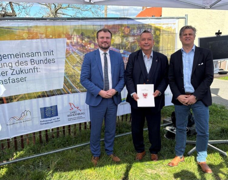 Übergabe des Fördermittelbescheides (v.l.n.r. Wirtschaftsminister Daniel Keller übergibt Landrat Sven Herzberger im Beisein von Chief Commercial Officer Jens-Olaf Berwig der GlasfaserPlus GmbH den Fördermittelbescheid (Bild: LDS / Janet Grund)