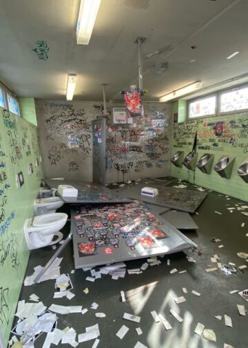 Demolierte Toiletten im Gästebereich des Grünwalder Stadions nach 1860 München gegen Energie Cottbus; www.sechzger.de