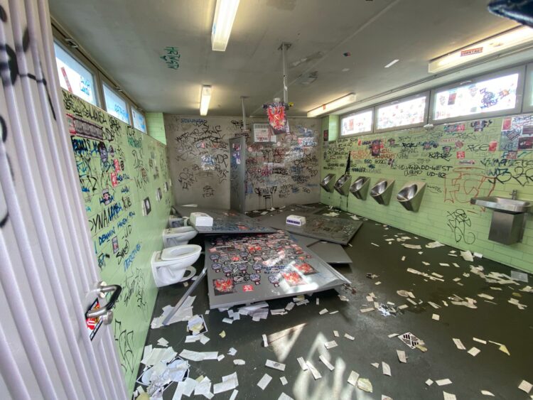Demolierte Toiletten im Gästebereich des Grünwalder Stadions nach 1860 München gegen Energie Cottbus; www.sechzger.de