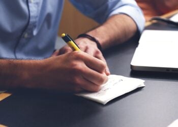 Ghostwriter Masterarbeit: Wann ist professionelle Hilfe sinnvoll?