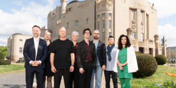 Das künstlerische Team des Staatstheater Cottbus in der Spielzeit 25.26 (Bild: Bernd Schönberger)