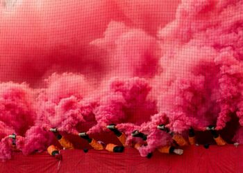 Pyrotechnik im FCE-Block beim Spiel gegen den 1. FC Saarbrücken, Foto: Christiane Weiland