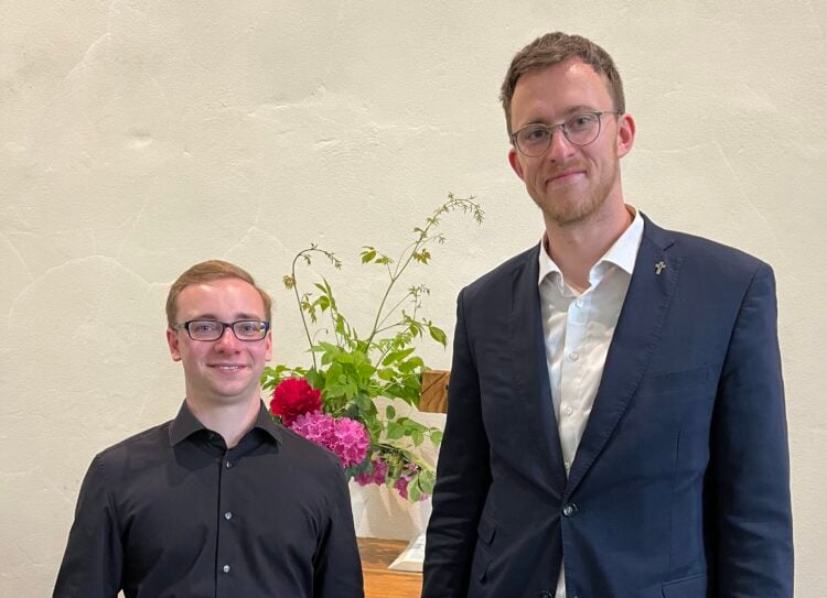 Die zwei neuen Pfarrer Adrian Reinfeld und Jakob Simon. (v.l.n.r.) (Bild: Maria Goldberg)