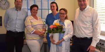 Das Team der Praxis steht bereit. V. l. Jens Täubner, Leiter
Praxisentwicklung, Praxismanagerin Stefanie Donath, Krankenpflegehelferin
Schwester Katja und Dr. Christin Schäfer. Gratulation zur Eröffnung von
Geschäftsführer Andreas Mogwitz (r.). (Bild: DIAKO NWG/Renate Kulick-Aldag)