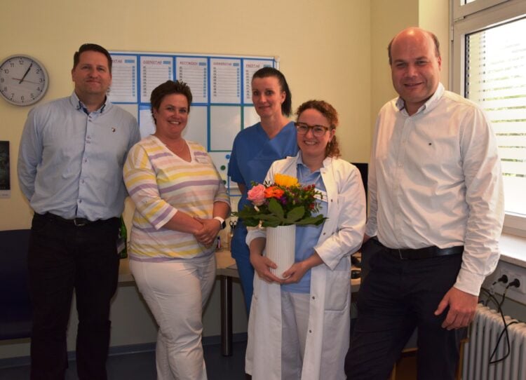 Das Team der Praxis steht bereit. V. l. Jens Täubner, Leiter
Praxisentwicklung, Praxismanagerin Stefanie Donath, Krankenpflegehelferin
Schwester Katja und Dr. Christin Schäfer. Gratulation zur Eröffnung von
Geschäftsführer Andreas Mogwitz (r.). (Bild: DIAKO NWG/Renate Kulick-Aldag)