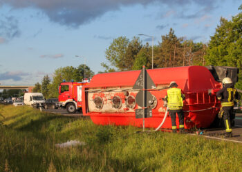 LKW-Anhänger mit Wasserladung auf B169 bei Sedlitz umgekippt
