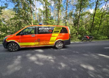 Schwerer Auffahrunfall bei Hohenleipisch: Zwei Simson-Fahrer verletzt