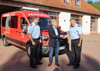 Neuer Mannschaftstransportwagen für Feuerwehr Finsterwalde übergeben