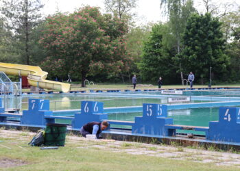 Mit Herz & Harke: Finsterwalder machen Freibad fit für die Saison