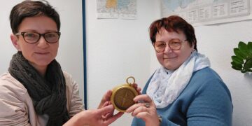 Die langjährige OSL-Integrationsbeauftragte Kathrin Tupaj (r.) verabschiedet sich in den Ruhestand und übergibt den „Staffelstab“ an Melanie Hesse (l.) (Bild: Landkreis OSL/Melanie Hesse)