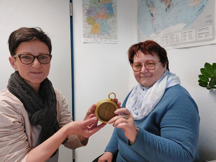 Die langjährige OSL-Integrationsbeauftragte Kathrin Tupaj (r.) verabschiedet sich in den Ruhestand und übergibt den „Staffelstab“ an Melanie Hesse (l.) (Bild: Landkreis OSL/Melanie Hesse)