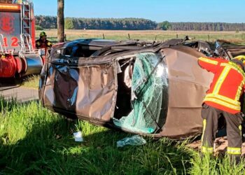 Unfall auf B168 bei Beeskow: Zwei Verletzte & mehrstündige Sperrung