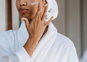 Harzsalbe: Wie erfolgt die richtige Anwendung bei großen Poren?