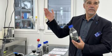 Bild: Carsten Baumeister, Altech-Standortleiter Industriepark Schwarze Pumpe, in der Silumina Anodes-Pilotanlage.  (Foto: Tudyka)