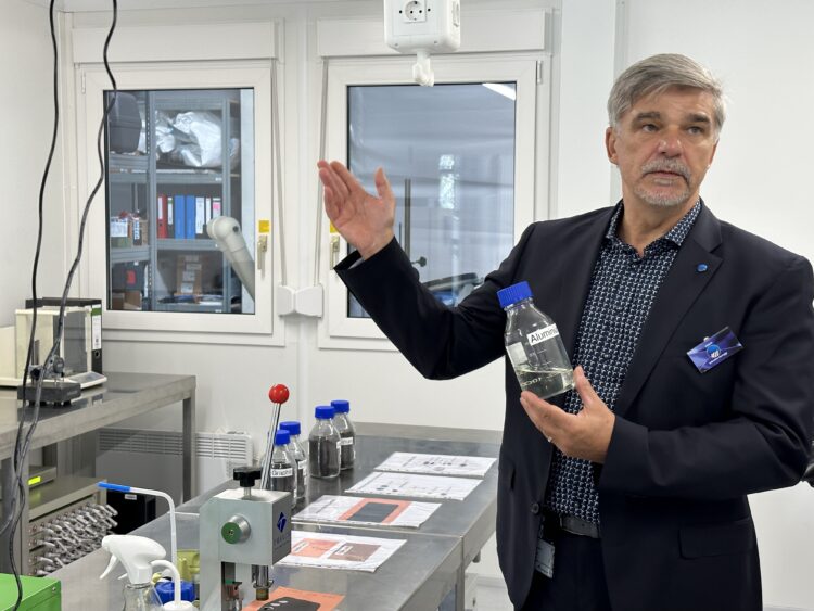 Bild: Carsten Baumeister, Altech-Standortleiter Industriepark Schwarze Pumpe, in der Silumina Anodes-Pilotanlage.  (Foto: Tudyka)