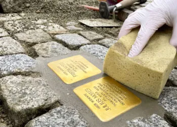 Lübben verlegt Stolperstein für Rosalie Kassel am Tag der Befreiung