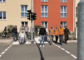 Sichere Querung: Neue Bedarfsampel für Fußgänger in Lübben in Betrieb