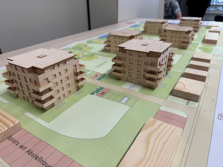 Modell des Vorhabens „Wohnen im Park“ der Kooperation IQ Wohnbau für die Gotthold-Schwela-Straße (Bild: Stadt Cottbus)