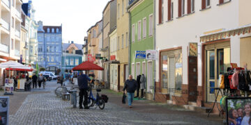 Blick in die Kreuzstraße. Hier hat eine gemeinsame Kontrolle des städtischen Ordnungsamtes und des Zolls stattgefunden. Im Ergebnis wurde ein kurzfristig angemietetes Ladengeschäft geschlossen. (Bild: Rasche/Stadt Senftenberg)