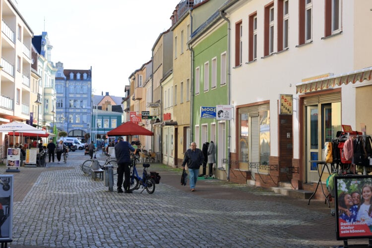 Blick in die Kreuzstraße. Hier hat eine gemeinsame Kontrolle des städtischen Ordnungsamtes und des Zolls stattgefunden. Im Ergebnis wurde ein kurzfristig angemietetes Ladengeschäft geschlossen. (Bild: Rasche/Stadt Senftenberg)