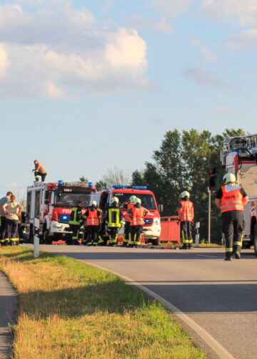 Pkw landet im Gleisbett – Bahnstrecke bei Lauchhammer vorübergehend gesperrt; Foto: Blaulichtreport Lausitz