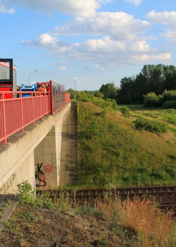 Pkw landet im Gleisbett – Bahnstrecke bei Lauchhammer vorübergehend gesperrt; Foto: Blaulichtreport Lausitz