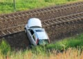 Pkw landet im Gleisbett – Bahnstrecke bei Lauchhammer vorübergehend gesperrt; Foto: Blaulichtreport Lausitz