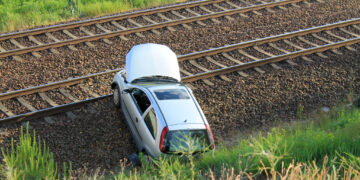 Pkw landet im Gleisbett – Bahnstrecke bei Lauchhammer vorübergehend gesperrt; Foto: Blaulichtreport Lausitz