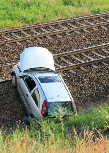 Pkw landet im Gleisbett – Bahnstrecke bei Lauchhammer vorübergehend gesperrt; Foto: Blaulichtreport Lausitz