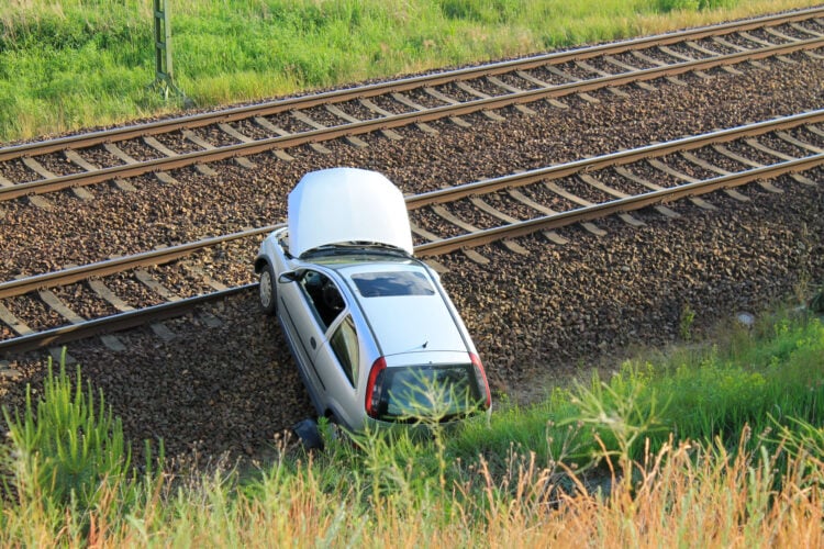 Pkw landet im Gleisbett – Bahnstrecke bei Lauchhammer vorübergehend gesperrt; Foto: Blaulichtreport Lausitz