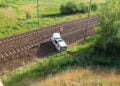 Pkw landet im Gleisbett – Bahnstrecke bei Lauchhammer vorübergehend gesperrt; Foto: Blaulichtreport Lausitz